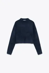 Sweater azul marino de punto con cuello redondo y manga larga.