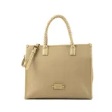 Bolso tipo tote grande color beige, confeccionado en cuero sintético. Tiene doble asa, una de mano trenzada y otra larga regulable para colgar del hombro. Incluye un dije metálico con el logo de la marca.