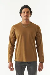 Remera de manga larga color marrón con cuello redondo y logo bordado en el pecho.