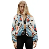 Campera de polar con estampado geométrico multicolor en tonos blanco, azul, naranja y negro. Presenta cuello alto, cierre frontal con botones a presión y un diseño holgado de hombros caídos.