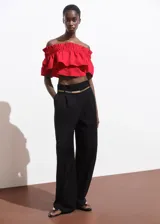 Top corto rojo con escote off-shoulder y volantes.