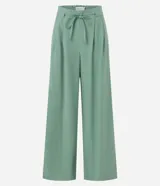 Pantalón wide leg color verde agua, de tiro alto y corte sastrero, con cintura elástica en la espalda, cinturón incorporado para lazo, pliegues delanteros y bolsillos laterales.