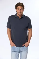 Chomba azul de piqué con cuello clásico, tapeta de dos botones y mangas cortas.