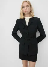 Chaqueta negra con cuello de pico con solapa, diseño recto, cuatro bolsillos de parche en la parte delantera y cinturón.