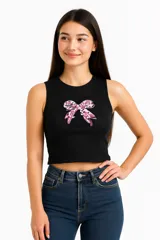 Musculosa negra de algodón con breteles finos, cuello redondo y estampado de un moño rosa y blanco en el pecho.