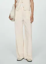 Pantalón de vestir color crema, de corte recto y largo, con pinzas delanteras, bolsillos laterales y trabillas.