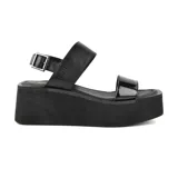 Sandalias negras con plataforma alta, doble tira, una con textura reptil y otra charolada, y hebilla metálica.