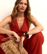 Blusa estilo chaleco color ladrillo, confeccionada en ribana con textura acanalada, sin mangas y con abotonado delantero.