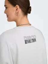 Sudadera gris claro melange de algodón con cuello redondo, mangas largas con hombros caídos, puños y bajo elásticos. Estampado frontal con una bola de espejos y la frase "Disco Revolution".