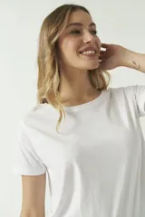 Remera básica negra de algodón con cuello redondo y mangas cortas.