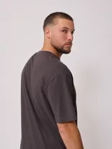 Remera negra de corte holgado confeccionada en algodón.