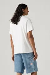 Remera blanca de corte relajado con logo Levi's estampado en verde en el pecho.