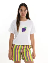 Remera blanca de algodón con estampado de una mora en el frente.