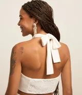 Blusa cropped blanca con lazo en el cuello, busto cruzado y lastex en la espalda.