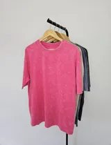 Remerón rosa con efecto acid wash, corte holgado y cuello redondo.