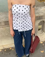 Top strapless blanco con estampado de lunares negros, corte en A y elástico en la espalda.