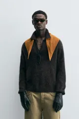 Sweater tipo polo color gris oscuro, de punto con textura, corte regular fit, cuello solapa con abertura frontal, manga larga y terminaciones en rib.