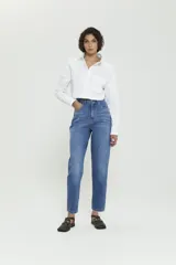 Pantalón de jean azul de corte amplio con botamanga ajustada, tiro alto y lavado stone wash con bigotes.