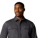 Camisa de manga larga Columbia para hombre, color gris oscuro, de tela resistente con bolsillos en el pecho con cierre a presión y trabilla interior.