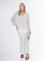 Blusa color gris claro de seda italiana, talle único oversized, con forro elastizado, mangas 3/4 y escote en V.