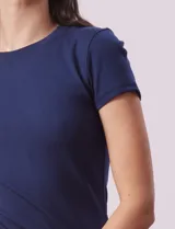 Remera azul marino de modal con textura acanalada, cuello redondo y mangas cortas con detalle de frunce en los hombros.