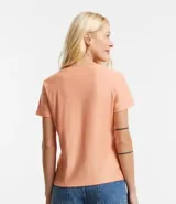 Remera de algodón negra, con mangas cortas y cuello en V.