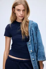 Remera azul marino entallada de punto elástico, con cuello redondo fino ribeteado y bajo recto.