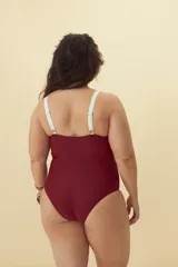 Malla enteriza color bordó con escote cuadrado y breteles anchos blancos.