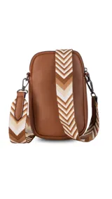 Bandolera pequeña tipo 'phone bag' de símil cuero color rosado pálido, con cierre de cremallera y correa ancha de tela con diseño de chevron en tonos claros.