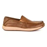 Zapato casual de cuero color marrón, con diseño slip-on y suela flexible.