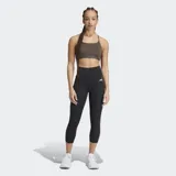 Sostén deportivo Adidas de soporte ligero, color verde oliva, con tiras delgadas ajustables en la espalda y logo pequeño en el frente. Cuenta con almohadillas removibles.