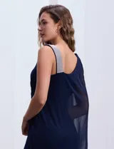 Vestido de fiesta azul marino de seda fría, corte a la rodilla, con un hombro descubierto y aplique de lentejuelas plateadas en el bretel. Incluye una capa de gasa transparente que se sujeta al hombro.