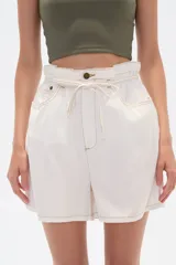 Short color crudo de jean con cintura paper bag, bolsillos laterales y calce alto.