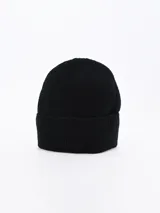 Gorro de lana negro con doblez en el borde.