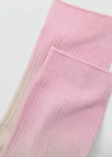 Calcetín con degradado de color, pasando de un tono rosado a beige.