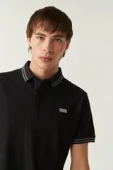 Remera cuello polo gris melange de manga corta, corte regular, con detalles de doble línea blanca en cuello y mangas, logo estampado en el pecho y confección en algodón.