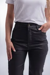 Pantalón negro de corte recto, tiro alto y efecto engomado.