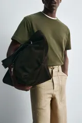 Camiseta verde militar de corte holgado confeccionada en tejido de algodón compacto. Cuello redondo con ribete doble y mangas cortas.
