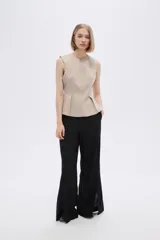 Blusa color crudo sin mangas con peplum.