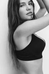 Soutien push-up negro con breteles ajustables, copas acolchadas con aros y cierre de corchetes en la espalda.