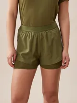 Short deportivo verde militar con cintura elástica y calza interior.