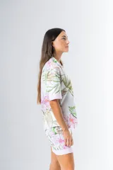 Conjunto de pijama de algodón a rayas verticales rosas y blancas, con detalles en celeste. Incluye camisa de manga corta con botones y bolsillo en el pecho, y shorts con cintura elástica.