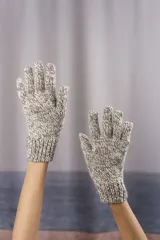 Par de guantes tejidos a mano en punto jersey, confeccionados 100% en lana fina sin teñir.