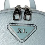 Mochila celeste de cuero sintético con textura graneada. Tiene doble cierre superior, bolsillo frontal con cierre, un bolsillo interno con cierre y otro abierto. Las correas son regulables y los herrajes son plateados.