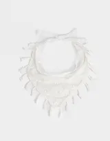 Vincha tipo bandana de tela blanca con bordado de flores y terminaciones con borlas. Se ata con lazos.
