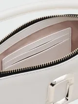 Bandolera Marc Jacobs modelo The Snapshot DTM Convertible Shoulder Bag, color negro con logo doble J metálico al frente.