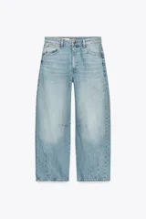 Pantalón de jean celeste de corte amplio, tiro medio, con cinco bolsillos y detalle de costuras torcidas.