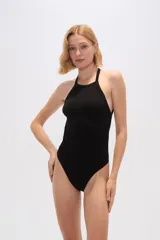 Body negro de poliéster, corte ajustado, con cuello redondo.