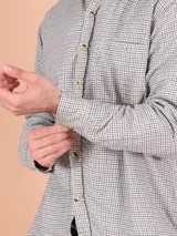 Campera cuadrillé con forro de sherpa.