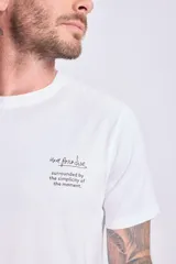 Remera blanca de manga corta con estampa de palmeras y texto "Chilling in the Sun" en la espalda.